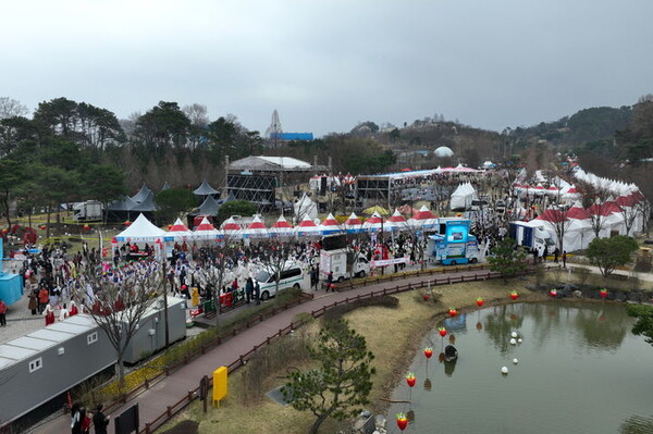 논산딸기축제, 주말엔 먹거리 풍성…공연도 체험도 다채