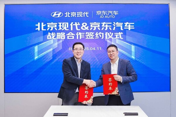 [서울=뉴시스] 지난 11일 베이징현대와 징둥량처의 전략적 협력 협약식에 참석한 이용석 베이징현대 사업관리본부장(상무)와 징둥량처 관계자가 기념촬영을 하고 있다. (사진=베이징현대 제공) 2025.04.14 photo@newsis.com *재판매 및 DB 금지