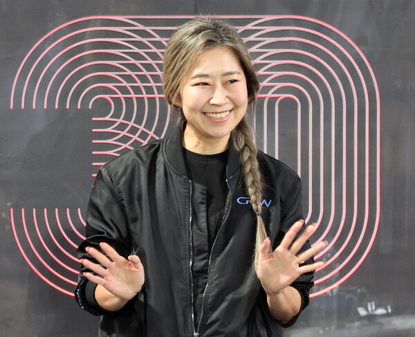 [부산=뉴시스] 박진희 기자 = 매기 강(Maggie Kang) 감독이 21일 부산 해운대구 영화의전당 BIFF 야외무대에서 제30회 부산국제영화제 영화 '케이팝 데몬 헌터스' 오픈토크를 하고 있다. 2025.09.21. pak7130@newsis.com