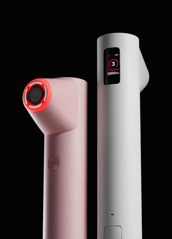 [서울=뉴시스] 글로벌 뷰티 기업 에이피알의 뷰티 디바이스 브랜드 메디큐브 에이지알(AGE-R)이 기존 '하이 포커스 샷’의 업그레이드 모델 '하이 포커스 샷 플러스'를 선보였다고 15일 밝혔다. (사진=에이피알 제공) *재판매 및 DB 금지