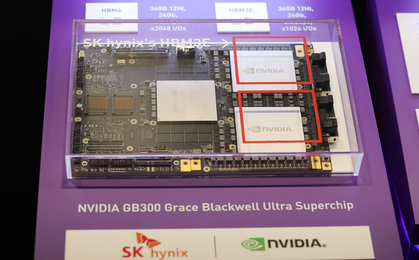 [서울=뉴시스] 홍효식 기자 = 3일 서울 강남구 코엑스에서 열린 'SK AI SUMMIT 2025'에 HBM3E가 탑재된 AI 메모리가 전시되어 있다. 2025.11.03. yesphoto@newsis.com