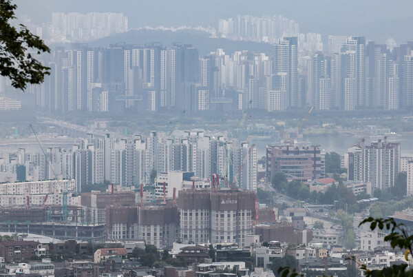 [서울=뉴시스] 정병혁 기자 = 2일 서울 중구 남산에서 서울시내 아파트가 보이고 있다. 2025.10.02 jhope@newsis.com