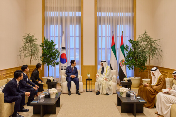 [아부다비=뉴시스] 최동준 기자 = 아랍에미리트(UAE)를 국빈 방문 중인 이재명 대통령이 18일(현지 시간) 아부다비 카사르 알 와탄 대통령궁에서 무함마드 빈 자이드 알 나흐얀 UAE 대통령과 정상회담을 하고 있다. (공동취재) 2025.11.18. photocdj@newsis.com