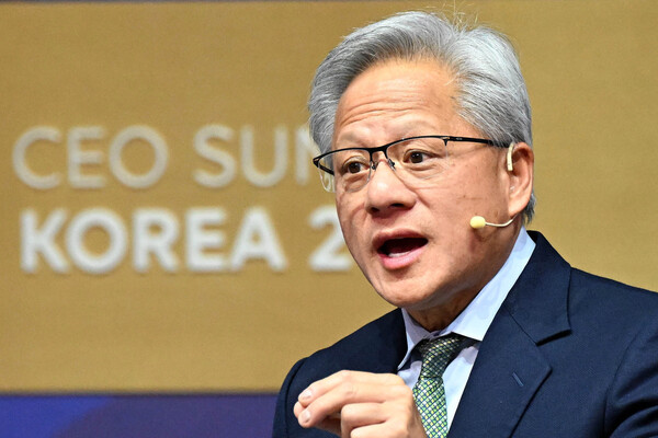 [경주=뉴시스] 추상철 기자 = 젠슨 황 엔비디아 최고경영자(CEO)가 지난달 31일 경북 경주예술의전당에서 열린 아시아태평양경제협의체(APEC) CEO 서밋에서 특별세션 기조연설을 하고 있다. (공동취재) 2025.11.20. photo@newsis.com