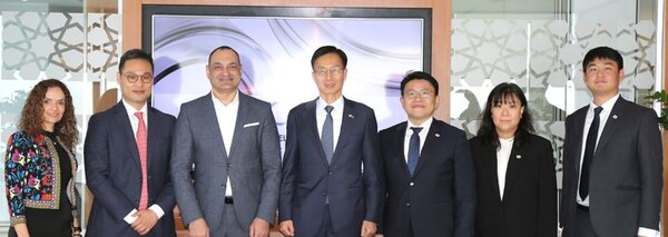 [아부다비=뉴시스] 김용선 지식재산처장(왼쪽서 네번째)과 오마르 오베이다트(Omar Obeidat) 알 타미미 앤 컴퍼니(Al Tamimi & Company) 지식재산권 및 경쟁 부문 책임자(왼쪽서 세번째)가 회담 뒤 양기관 관계자들과 기념촬영을 하고 있다.(사진=지식재산처 제공) *재판매 및 DB 금지