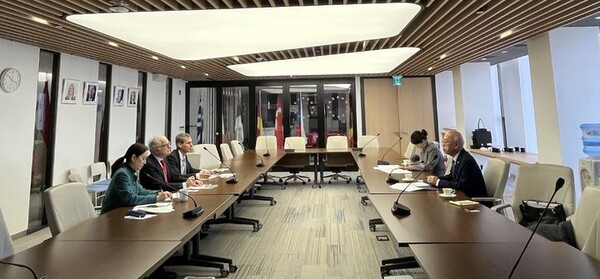 [서울=뉴시스]조원철 법제처장이 20일 우고 아스투토 주한 유럽연합(EU) 대사를 만난 모습. (사진=법제처 제공) 2025.11.20. *재판매 및 DB 금지