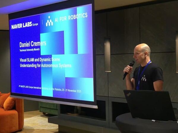 [서울=뉴시스] 24일 네이버에 따르면 네이버랩스 유럽은 지난 20일(현지 시간)부터 양일간 제4회 'AI 포 로보틱스' 워크숍을 열고 '더스터2'와 3D 바디모델 '애니'를 소개했다. 사진은 마틴 휴멘버거 네이버랩스 유럽 연구소장이 발표하는 모습 (사진=네이버 제공) *재판매 및 DB 금지