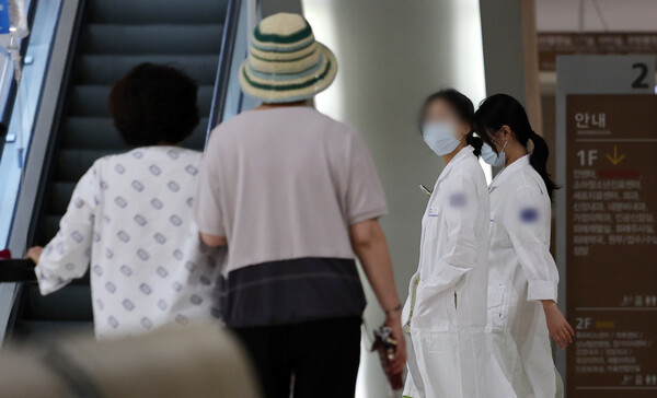 [서울=뉴시스] 조성우 기자 =  서울 시내의 대학병원에서 의료진이 이동하고 있다. 2025.08.31. xconfind@newsis.com