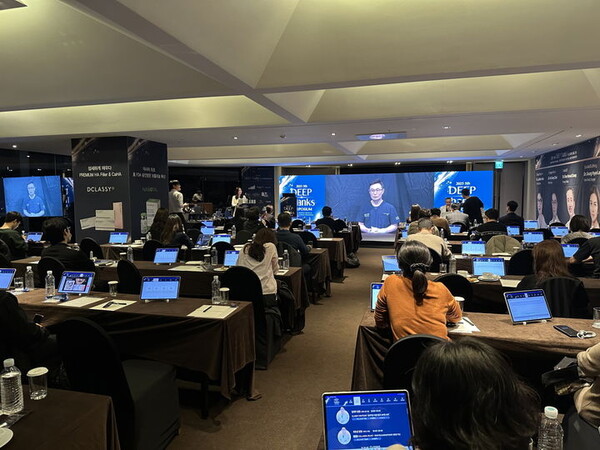 [서울=뉴시스] 대웅제약과 DNC 에스테틱스가 개최한 딥 심포지엄에서 라이브 시술 이원생중계 프로그램이 운영되고 있다. (사진=대웅제약 제공) 2025.11.24. photo@newsis.com *재판매 및 DB 금지