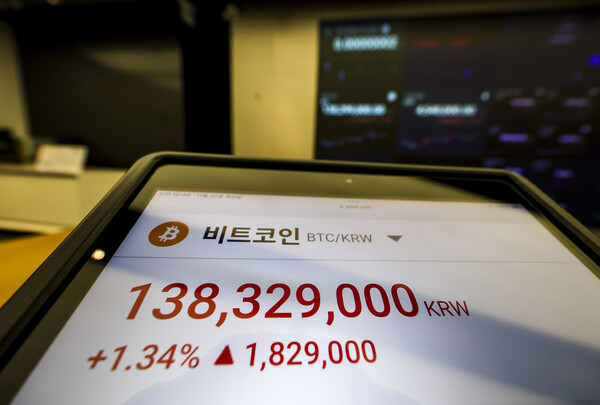 [서울=뉴시스] 정병혁 기자 = 20일 서울 강남구 업비트 고객센터에 비트코인을 비롯한 가상화폐 가격이 나오고 있다.대표 암호화폐 비트코인이 하락세를 지속하며 8만8000달러선까지 내려갔다가 9만2000달러선으로 올라섰다. 기관이 연일 매도를 이어가는 가운데 저가매수에 나선 개인 투자자들이 가격을 견인한 것으로 풀이된다. 비트코인은 이날 한때 8만9000선이 붕괴되기도 했다. 이것은 8만6939.99달러까지 떨어졌던 4월22일 이후 가장 낮은 수준이다. 2025.11.20. jhope@newsis.com