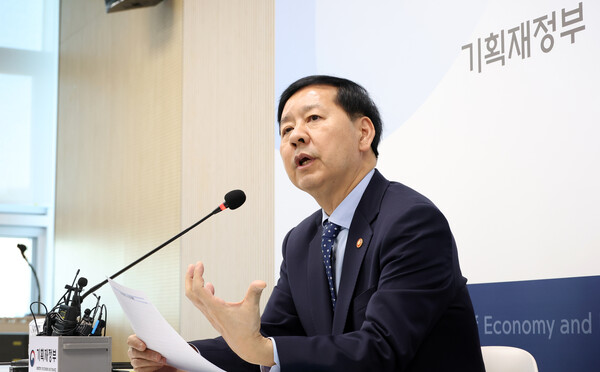 [세종=뉴시스] 강종민 기자 = 구윤철 경제부총리 겸 기획재정부 장관이 19일 세종시 정부세종청사에서 열린 출입기자 간담회에서 경제현안을 설명하고 있다. 2025.11.19. ppkjm@newsis.com