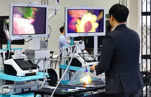 [서울=뉴시스] 황준선 기자 = 지난해 3월 14일 서울 강남구 코엑스에서 열린 제39회 국제의료기기·병원설비 전시회(KIMES 2024)에서 부스 관계자가 3D 비디오 디지털 수술 장비를 시연하고 있다. 2024.03.14. hwang@newsis.com