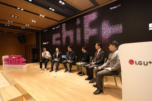 [서울=뉴시스] LG유플러스가 지난 24일 용산사옥에서 개최한 제2회 '쉬프트데이(Shift Day)'에서 쉬프트 2기에 선발된 스타트업 관계자들이 패널 토크를 진행하고 있다. (사진=LG유플러스 제공) 2025.11.25. photo@newsis.com *재판매 및 DB 금지