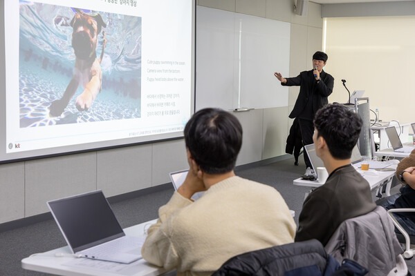 [서울=뉴시스]KT가 산업계의 인공지능(AI) 변화 속도에 맞춘 실효성 있는 교육을 원하는 다양한 수요에 맞춰 경기도 성남 KT 판교 사옥에 AI 전문 교육 공간인 'AI 캠퍼스'를 개소하고 실무형 AI 기반 업무 전환(AX) 역량 교육을 진행했다고 25일 밝혔다. 사진은 최근 진행한 AI 교육에 참가한 협력사 직원들의 학습 모습. (사진=KT 제공)