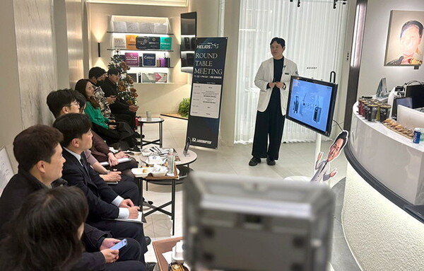 [서울=뉴시스] 피부 미용 및 질환 치료용 레이저 기기 전문기업 레이저옵텍은 지난 22일 서울 청담 포에버의원에서 헬리오스785피코(HELIOS 785 PICO)를 주제로 한 소규모 세미나 '라운드 테이블 미팅'을 개최했다고 25일 밝혔다. (사진=레이저옵텍 제공) 2025.11.25. photo@newsis.com *재판매 및 DB 금지