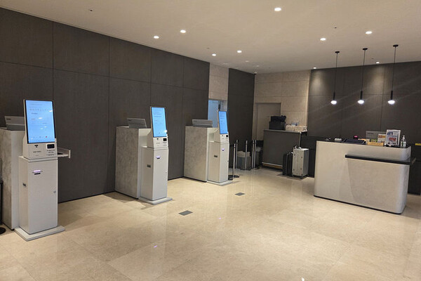 [서울=뉴시스] 아놀자의 호스피탈리티 솔루션 멤버사 산하정보기술이 국내에 진출한 일본계 호텔 브랜드 전 지점에 '윙스 PMS' 솔루션을 공급한다고 25일 밝혔다. 사진은 산하정보기술 PMS – 스마트 키오스크 운영 환경이 접목된 호텔 그레이스리 서울 로비 (사진=야놀자 제공) *재판매 및 DB 금지