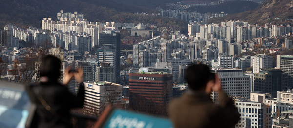 [서울=뉴시스] 김선웅 기자 = 10·15 주택시장 안정화 대책 시행 한 달 만에 서울과 수도권 아파트 매매가격 상승폭이 다시 확대됐다. 강남3구와 한강벨트의 집값 역시 오름폭을 키웠다. 한국부동산원 11월 셋째 주 주간 아파트가격 동향 조사에 따르면, 지난 17일 기준 전국 아파트 매매가격은 전주(0.06%) 대비 0.01%포인트(p) 오른 0.07% 상승으로 나타났으며 서울은 0.17%에서 0.20%로 상승했다. 사진은 21일 서울 도심 아파트 단지의 모습. 2025.11.21. mangusta@newsis.com