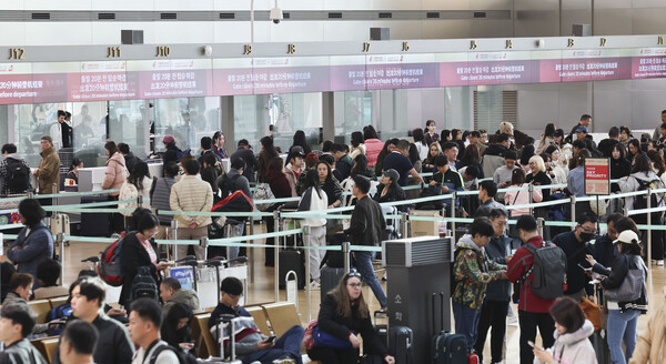 [인천공항=뉴시스] 김근수 기자 = 중국의 한국인 무비자 입국 시행 첫날인 8일 인천 중구 인천국제공항 1터미널 출국장에서 관광객들이 중국행 비행기 탑승을 위해 수속 절차를 기다리고 있다. 중국 정부는 지난 1일 한국 일반 여권 소지자를 대상으로 오는 8일부터 내년 12월 31일까지 '일방적 무비자 정책'을 시행한다고 발표했다. 이에 따라 일반 여권 소지자는 비즈니스, 여행·관광, 친지·친구 방문, 환승 목적으로 15일 이내 기간 중국을 방문할 경우 비자를 발급받지 않아도 된다. 2024.11.08. ks@newsis.com