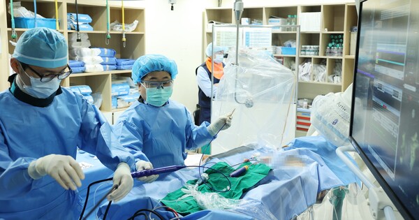 [서울=뉴시스] 정보영 세브란스병원 심장내과 교수(오른쪽)가 펄스장 절제술을 시행하고 있다. (사진= 세브란스병원 제공)