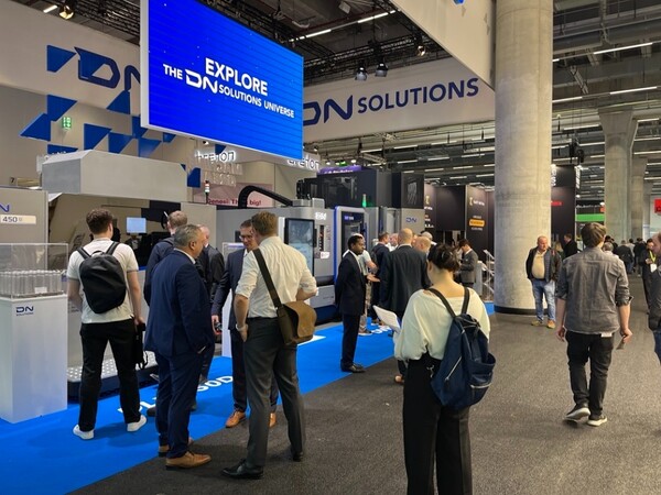 [창원=뉴시스] 독일 프랑크푸르트에서 지난 18일부터 21일까지 열린 3D프린팅·적층가공 분야 전시회 'Formnext 2025'의 DN솔루션즈 홍보관. (사진=DN솔루션즈 제공) 2025.11.26. photo@newsis.com