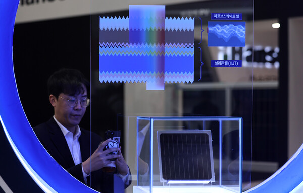 [대구=뉴시스] 이무열 기자 = 23일 대구 북구 엑스코에서 열린 ‘제22회 국제그린에너지엑스포’를 찾은 관람객이 탠덤 셀 구조를 살펴보고 있다. 2025.04.23. lmy@newsis.com