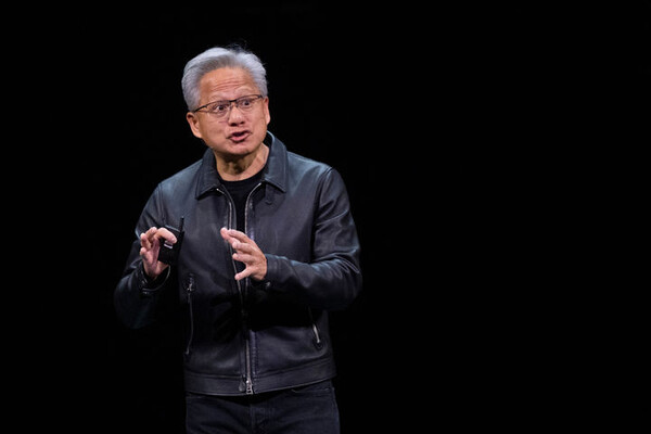 [워싱턴=AP/뉴시스]젠슨 황 엔비디아 최고경영자(CEO)가 지난달 28일(현지 시간) 미국 워싱턴DC 컨벤션센터에서 열린 기술 콘퍼런스 GTC에서 기조연설을 하고 있다. 미국의 기술 대기업들이 서로의 주식을 사재기 하는 순환 투자로 주가를 부풀린다는 비판이 제기된다. 2025.11.26.