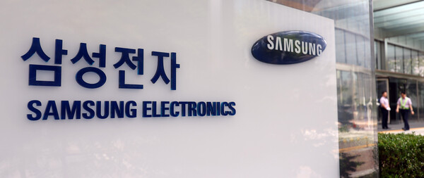 [서울=뉴시스] 최진석 기자 = 삼성전자가 올해 2분기 실적을 발표한 31일 서울 삼성전자 서초사옥에 삼성 로고가 보이고 있다. 이날 발표된 삼성전자 올해 2분기 연결 기준 매출은 74조5663억원, 영업이익 4조6761억원의 실적을 기록했다. 전년 같은 분기 대비 매출은 0.67%, 영업이익은 55.23% 하락했다. 2025.07.31. myjs@newsis.com