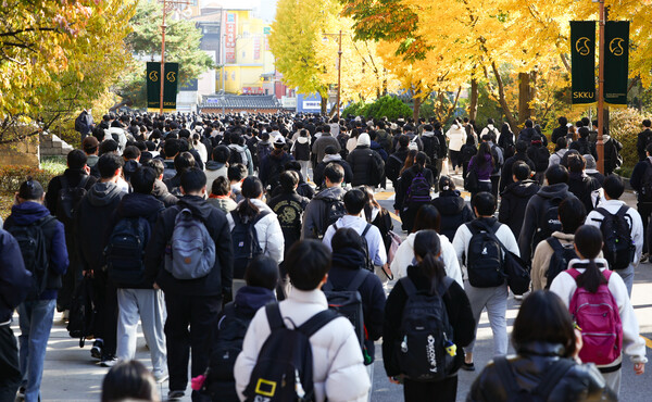 [서울=뉴시스] 황준선 기자 = 16일 서울 종로구 성균관대학교 인문사회과학캠퍼스에서 열린 2026학년도 수시모집 논술 시험을 마친 수험생들이 교정을 나서고 있다. 2025.11.16. hwang@newsis.com