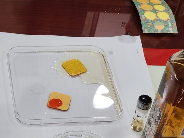 [서울=뉴시스] 이승주 기자 = 지난 25일 식약처 마약정책과가 서영교 의원실에서 GHB(물뽕) 검출 키트를 시연하고 있다. (아래쪽) 키트에 마약이 포함된 술이 닿자 빨간색으로 변했다. 2025.11.26. heyjude@newsis.com *재판매 및 DB 금지