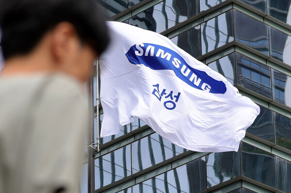 [서울=뉴시스] 홍효식 기자 = 14일 서울 삼성전자 서초사옥의 깃발이 펄럭이고 있다. 2025.10.14. yesphoto@newsis.com